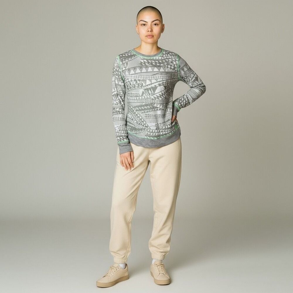FILA Gray and White Long Sleeve round Neck Thick Tee Short Abstract Design M